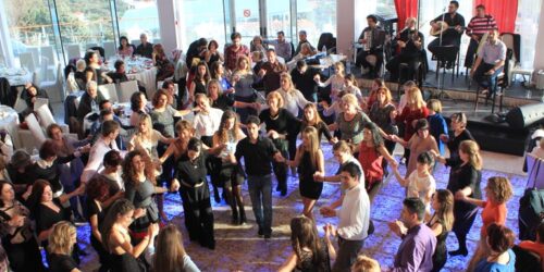 Η πίτα  των χορευτικών ομάδων στον ετήσιο χορό  του Λυκείου των Ελληνίδων  Βόλου