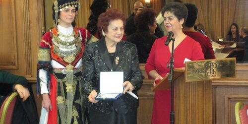 To Λύκειο των Ελληνίδων Βόλου έκοψε την πίτα του και βράβευσε την ερευνήτρια της τοπικής μας παράδοσης κυρία Μαίρη Θεολόγη για το έργο της