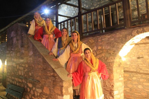 You are currently viewing Πολιτιστικό Καλοκαίρι Πάου 2016: Μια υπέροχη δροσερή πολιτιστική ανάσα από χορευτική ομάδα του ΛΕΒ