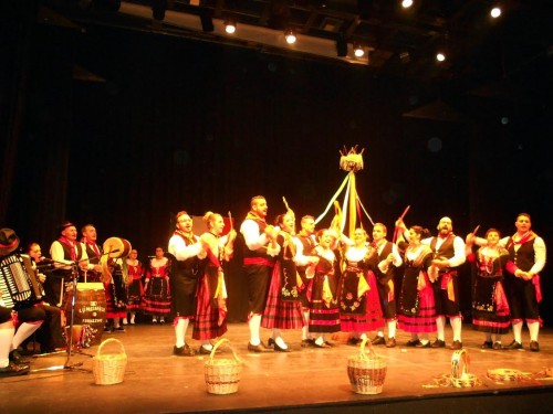 You are currently viewing Γύρω-γύρω γαϊτανάκι έξω η φτώχεια ρε παιδιά Μια ξεχωριστή αποκριάτικη παράσταση