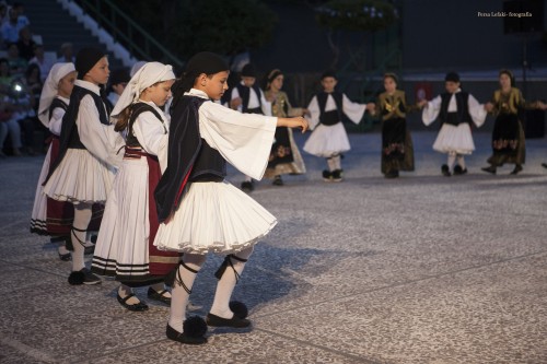 You are currently viewing «Eμπάτε αγόρια στο χορό, κορίτσια στα τραγούδια ….»