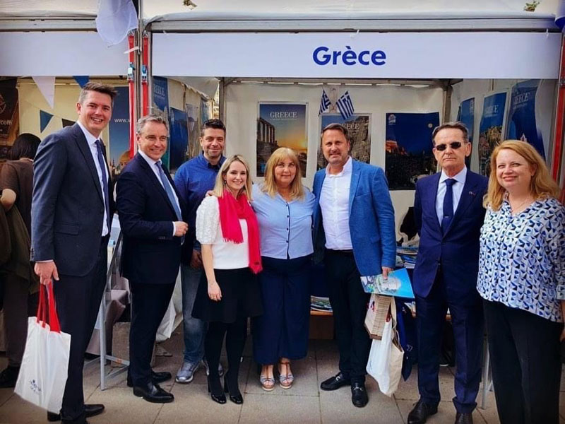 You are currently viewing Ο Λουξεμβουργιανός Πρωθυπουργός Xavier Bettel και το τσολιαδάκι μας, την Ημέρα της Ευρώπης.